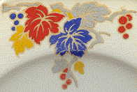 1930s cakestand: view of deco leaf design on edge of plate